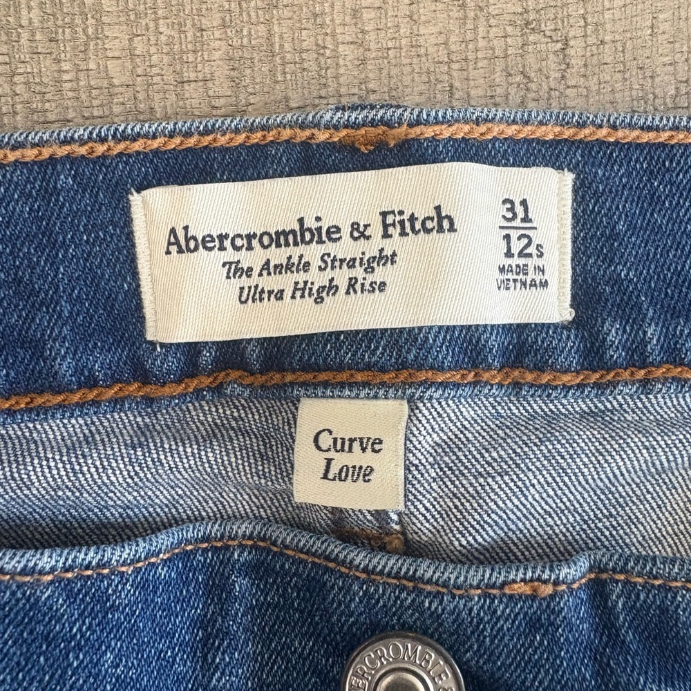 Abercrombie & Fitch Ultra High Rise Ankle Jeans short Size31/12s